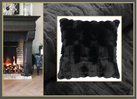Delphi Bontachtige decoratiekussen  in de kleur  black is black . Let op! kleuren kunnen afwijken van de foto